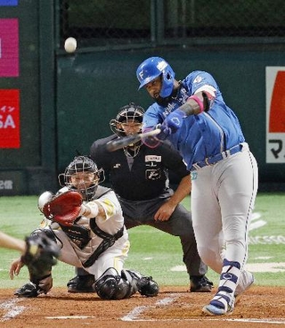 　３回日本ハム１死三塁、レイエスが中越えに２ランを放つ。捕手嶺井＝みずほペイペイドーム