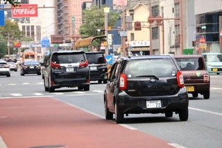　高知市内の道路を行き交う自動車＝１５日