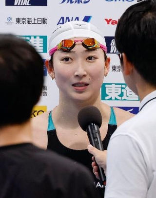 　女子５０メートルバタフライを制し、インタビューに答える池江璃花子＝東京アクアティクスセンター