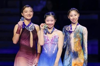 　グランプリシリーズ初出場優勝を果たした中井亜美。左は２位の坂本花織、右は３位の住吉りをん＝アンジェ（共同）