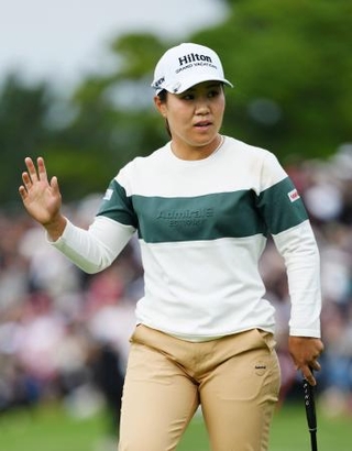 　最終ラウンド、１８番でバーディーパットを決めた畑岡奈紗。通算２０アンダーで２位＝パインビーチ・リンクス（共同）