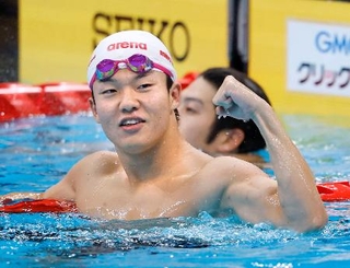 　男子１００メートルバタフライで、短水路日本記録に並ぶ４９秒５４で優勝した五味智信＝東京アクアティクスセンター