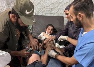 　１９日、イスラエル軍による空爆で負傷し、病院に搬送されたパレスチナ人の子どもら＝ガザ北部ガザ市（ゲッティ＝共同）