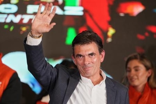 　ボリビア大統領選で勝利し、支持者らの声援に応えるパス候補＝１９日、ラパス（ＡＰ＝共同）