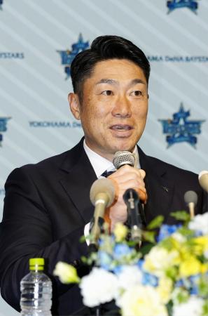 　就任の記者会見で抱負を述べるＤｅＮＡの相川亮二新監督＝２０日、横浜市内の球団事務所