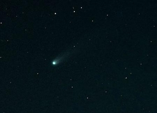 　北海道十勝地方の浦幌町で、北西の空に見られた「レモン彗星」。２１日に約１３００年ぶりに地球に最接近する＝１９日午後６時４６分（１０秒露光、赤道儀使用）