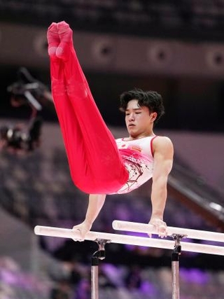 　男子予選　岡慎之助の平行棒＝ジャカルタ（共同）