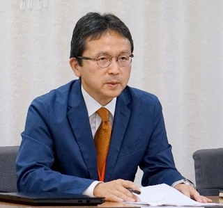 　レカネマブ実用化１年のアンケート結果を説明する新美芳樹東京大特任准教授＝２０日午後、厚労省