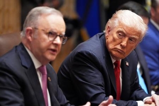 　オーストラリアのアルバニージー首相（左）の話を聞くトランプ米大統領＝２０日、ホワイトハウス（ＡＰ＝共同）