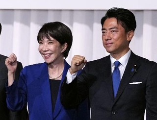 　自民党総裁選の所見発表演説会で写真に納まる、高市早苗氏（左）と小泉進次郎農相＝９月、東京・永田町の党本部