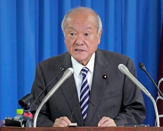 　自民党の役員会後、記者会見する鈴木俊一幹事長＝２１日午前１０時５分、東京・永田町の党本部