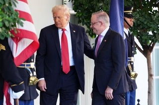 　米ホワイトハウスで、アルバニージー氏（右）を迎えるトランプ氏＝２０日、ワシントン（ＡＰ＝共同）