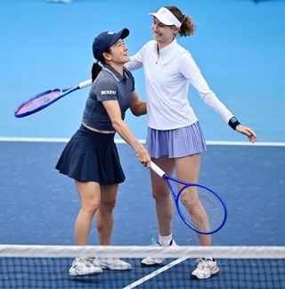 　ダブルスで準々決勝進出を決めた青山修子（左）、クリスティナ・ブクサ組＝有明テニスの森公園