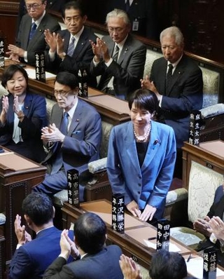　衆院本会議で首相に指名され、起立する高市早苗氏＝２１日午後