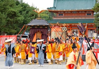 　平安神宮を出発する「時代祭」の神幸列＝２２日午前、京都市左京区