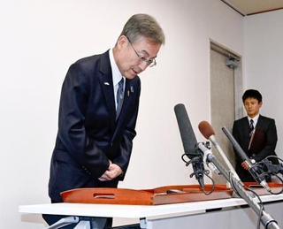 　セクハラに関する通報事案について取材に応じ、頭を下げる福井県の杉本達治知事＝２２日午後、福井県庁