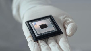 　米グーグルの量子コンピューター用チップ「ウィロー」（同社提供）
