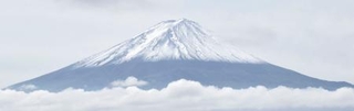 　初冠雪した富士山＝２３日午前、山梨県富士河口湖町