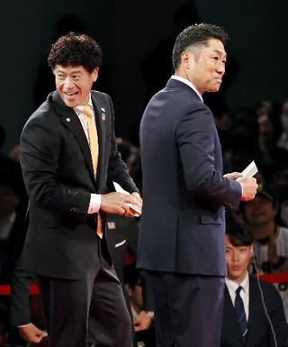　米スタンフォード大・佐々木麟太郎内野手の指名で競合し、交渉権を獲得したソフトバンク・城島ＣＢＯ（左）と敗れたＤｅＮＡ・相川監督＝２３日午後、東京都内のホテル