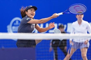 　ダブルス準々決勝でプレーする青山修子（左）、クリスティナ・ブクサ組＝有明テニスの森公園
