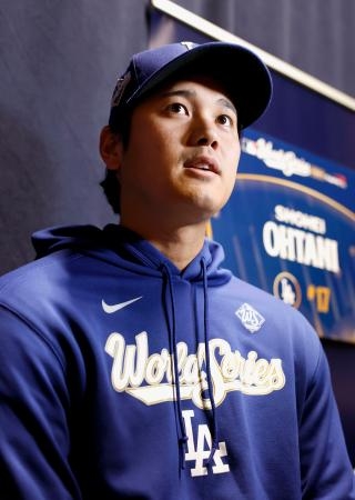 　米大リーグ・ワールドシリーズ開幕前日、報道陣の取材に応じるドジャースの大谷翔平＝２３日、トロント（共同）