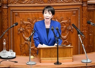 　衆院本会議で就任後初の所信表明演説をする高市首相＝２４日午後