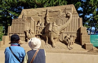 　福岡県芦屋町で始まった「あしや砂像展２０２５」で展示された作品＝２４日午前