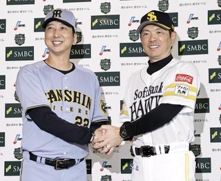 　監督会議を終え笑顔で握手を交わす阪神・藤川監督（左）とソフトバンク・小久保監督＝２４日、みずほペイペイドーム