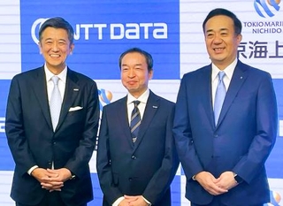　記者会見で撮影に応じる、「ＮＴＴデータライフデザイン」の浜口雅史社長（中央）ら＝２４日午前、東京都千代田区