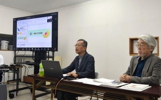 　水俣病特別措置法に基づく住民健康調査の中止を求める声明を発表する「日本環境会議」の医師ら＝２４日午後、熊本県水俣市