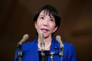 　ウクライナ支援の有志国連合の首脳会合にオンライン参加し、記者団の取材に応じる高市首相＝２４日夜、首相公邸