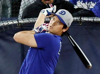 　打撃練習するドジャース・大谷＝トロント（共同）