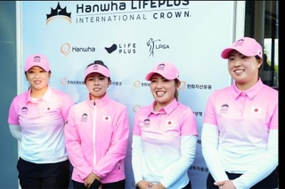 　第３ラウンドを終え、インタビューに笑顔で応じる（左から）西郷真央、山下美夢有、古江彩佳、竹田麗央＝新朝鮮ＣＣ（共同）