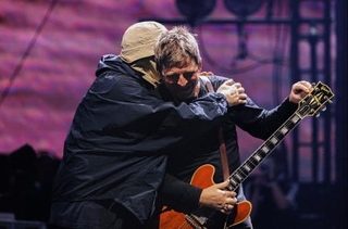 　１６年ぶりに来日公演をした英ロックバンド「オアシス」のノエル・ギャラガーさん（右）と弟のリアム・ギャラガーさん＝２５日、東京ドーム（（Ｃ）Ｂｉｇ　Ｂｒｏｔｈｅｒ　Ｒｅｃｏｒｄｉｎｇｓ）