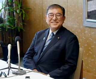 　鳥取県庁で記者会見する石破前首相＝２７日午前