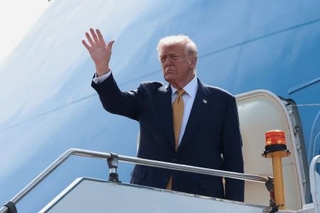 　マレーシアのクアラルンプール国際空港から日本へ向けて出発するトランプ米大統領＝２７日（ロイター＝共同）