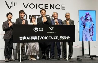 　ＮＴＴ西日本の新事業「ヴォイセンス」の発表会でポーズをとる俳優の別所哲也さん（右から３人目）ら＝２７日午後、東京都渋谷区