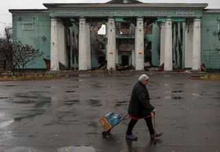 　ロシア軍の攻撃にさらされる前線の町で水を運ぶ住民＝２７日、ウクライナ東部ドネツク州（ロイター＝共同）