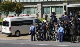　初公判のため、奈良地裁に入る山上徹也被告を乗せたとみられる車両＝２８日