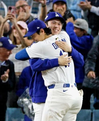 　ブルージェイズにサヨナラ勝利し、佐々木（奥）と抱き合って喜ぶドジャース・大谷＝ロサンゼルス（共同）