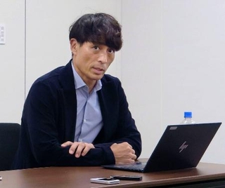 　臨時理事会後に記者会見する日本サッカー協会の宮本恒靖会長＝２８日、東京都内