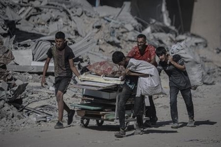 　ガザ北部ガザ市で、生活を再建しようとするパレスチナ人ら＝２８日（ゲッティ＝共同）