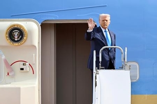 　日本訪問を終え、韓国に向けて出発するトランプ米大統領＝２９日午前、羽田空港（代表撮影）