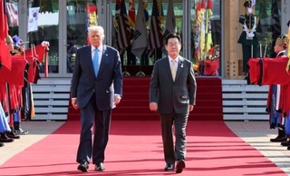 　首脳会談の会場へ向かうトランプ米大統領（左）と韓国の李在明大統領＝２９日、韓国・慶州（聯合＝共同）