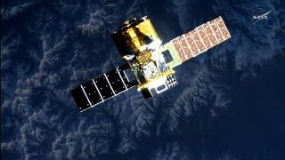 　国際宇宙ステーションに接近する新型補給機「ＨＴＶ-Ｘ」１号機＝２９日夜（米航空宇宙局の中継から）