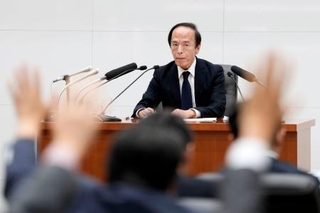 　金融政策決定会合後、記者会見する日銀の植田総裁＝３０日午後、日銀本店