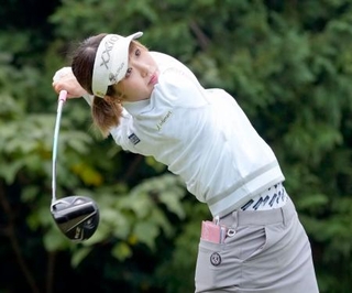 　第１日、１１番でティーショットを放つ都玲華。６アンダーで首位＝武蔵丘コース
