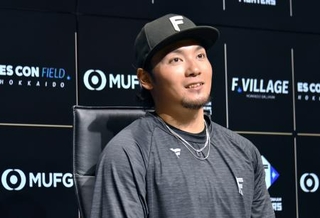 　記者会見する日本ハムの伊藤＝３１日、エスコンフィールド北海道