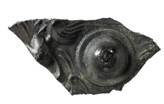 　富雄丸山古墳で出土した斜縁神獣鏡の破片（奈良市教育委員会提供）