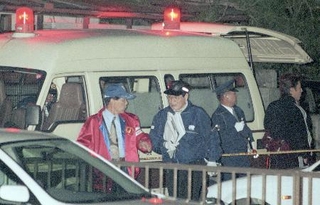 　１９９９年１１月、高羽奈美子さんが殺害されていたアパート周辺を調べる捜査員＝名古屋市西区